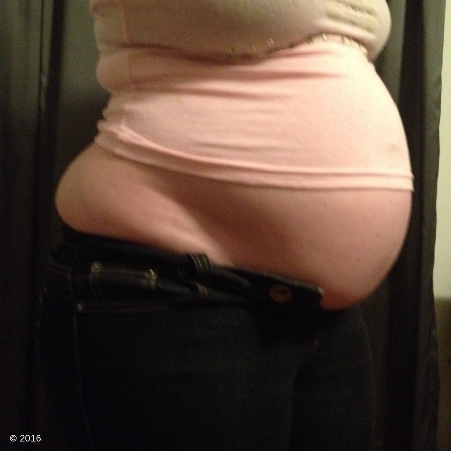 stuffed-bellies-always:  “Bet I look so sexy with my midriff showing 😉”