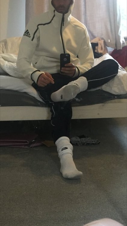 . . Arabianfeetslut . . Pute accro aux PIEDS de REBEUX DOMINANTS