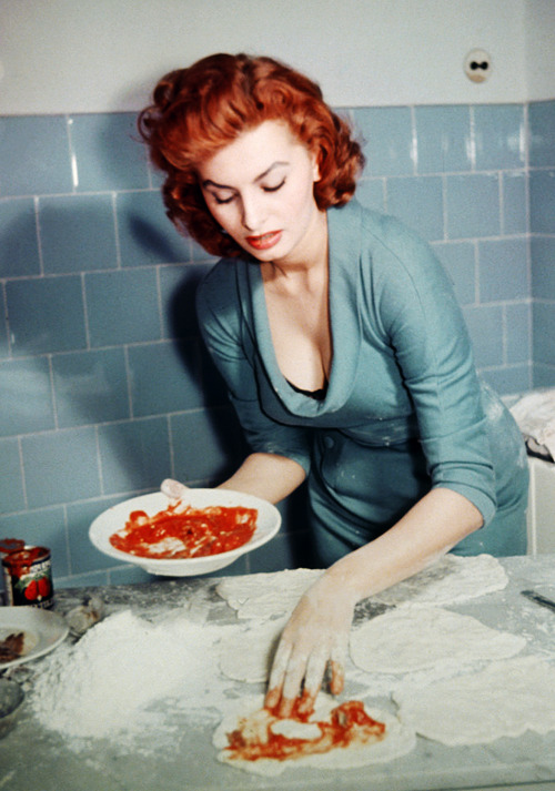 vintagegal:
“ Sophia Loren making pizza c. 1955
”