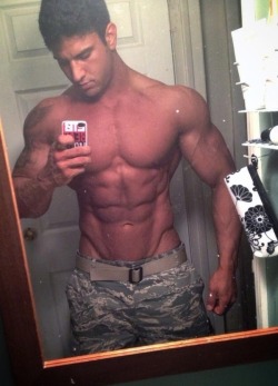 ricochet63:  (via Guys with iPhones)  Damn