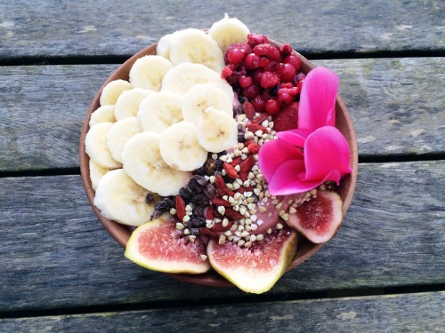 bananamylk: Acai Bowl Saturday ✿  Smoothie Ingredients: - 1 tbsp acai powder - handful frozen mixed 