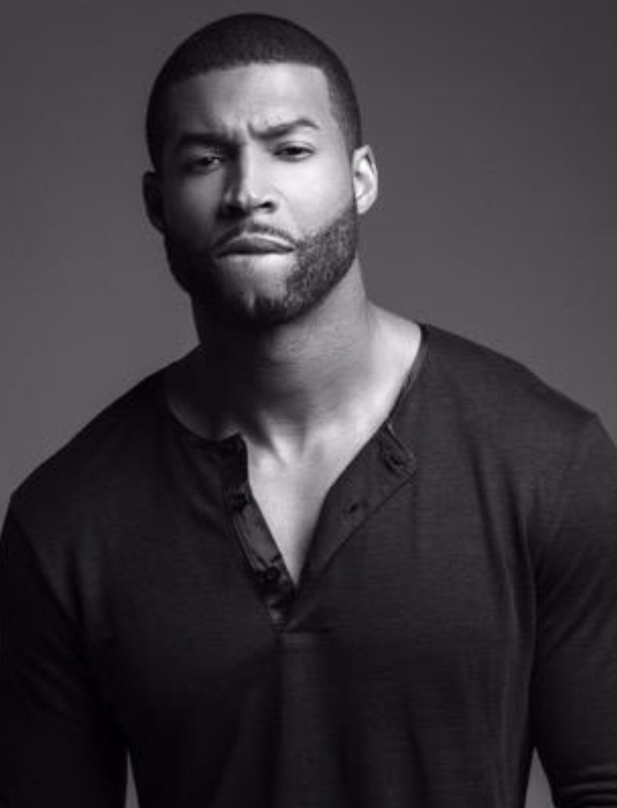 xemsays:  ROBERT CHRISTOPHER RILEY is a 37 year old actor who most will recognize