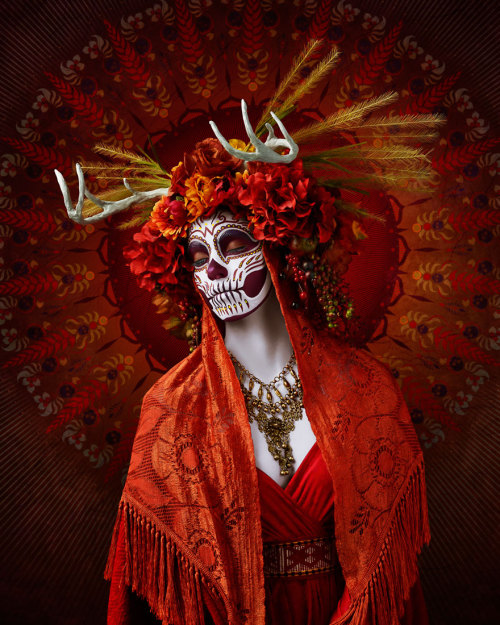 Las Muertas: Bellezas Mortales Posan En Un Colorido Tributo Al Día De Los Muertos