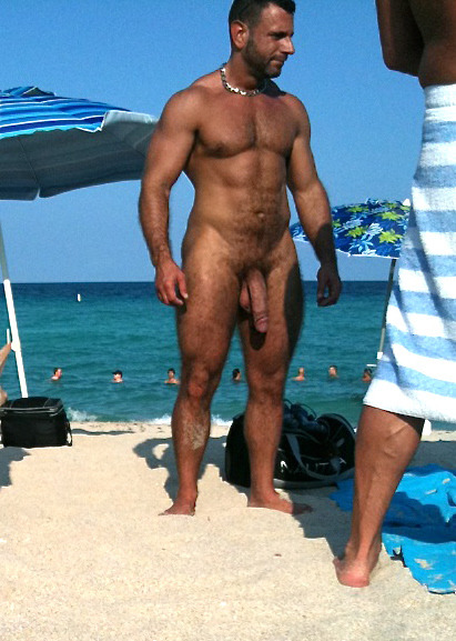 chikun83: vampiredicks: One day in Miami. If i saw this, i will just go in front of him, kneeling n 