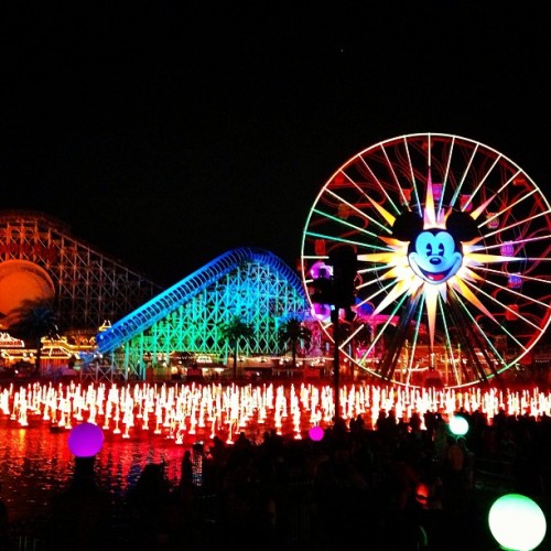 Carousel of color!! @choseidon #californiaadventurer#disneyland#perfectday#color#lightshow (at World