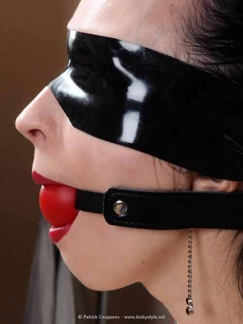 sensualfetish:  www.kinkystyle.net Love this blindfold… 