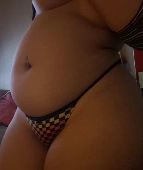 xxskellybellyxx:Tumblr is rlly beefing with me over these 💙💙Dm to stuff my belly ✨