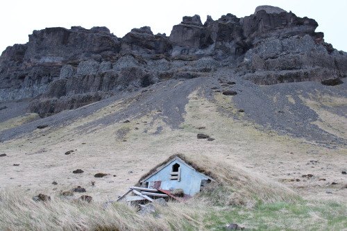 cabinporn:Abandoned shelter in Southeast Iceland. Contributed by Max Gredinger.