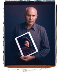 innocenttmaan:US Photographer Tim Mantoani started a portrait series in 2006 capturing pictures of the photographers with their most famous images. His project has been collated into a book called, “Behind Photographs”…