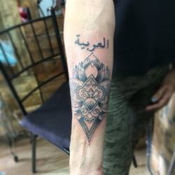 #tattoo #tatuaje #ink #inked #arm #brazo #loto #lotus #mandala #hindu #flor #flower #letras #venezuela #colmbia #barquisimeto #lara #gabrieldiaz #gabodiaz #black #negro #lineas #dot #dotwork #dotworktattoo  (en Old Skull Tattoo Studio)