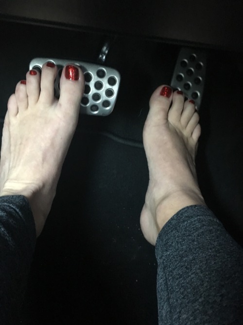 footcouple: Showing off the new mani pedi in my new ride