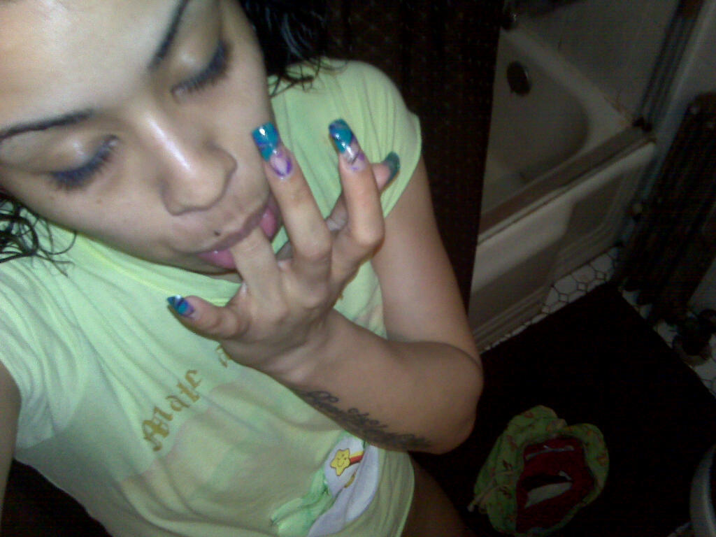 702kid:  pussynthehood: She loves the taste of freshly shot cum !!        