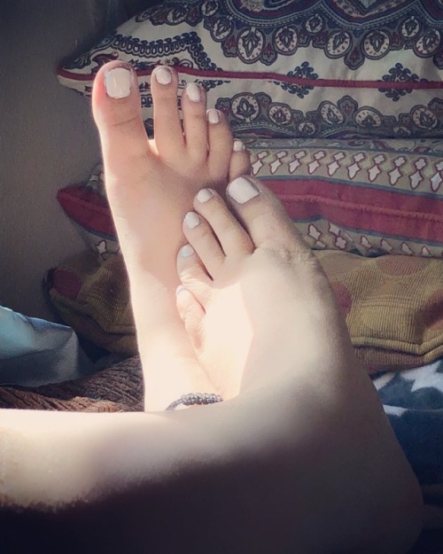 thefjqueen: Be the first to spoil me this poor girl have gotten no love ❤️White won the toe painti