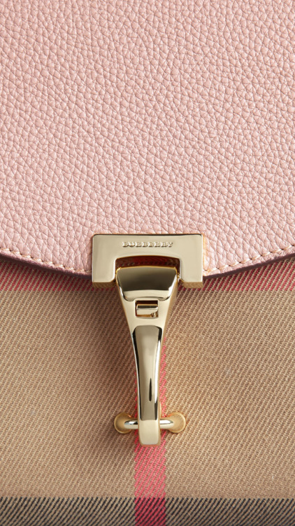 Fonte : Lyst - Burberry nude blush small leather and house check crossbody bag beige  product-3-2030