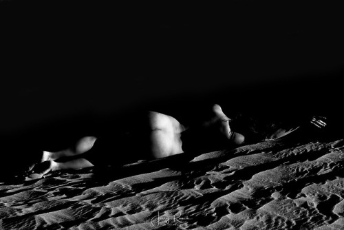 jerryseyes:Last gasp…”Date In The Dunes”with Stevie MacaroniLovely black and white shots in the dune