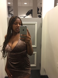 prettylittlebxtchh:  fitting rooms ðŸ˜‹