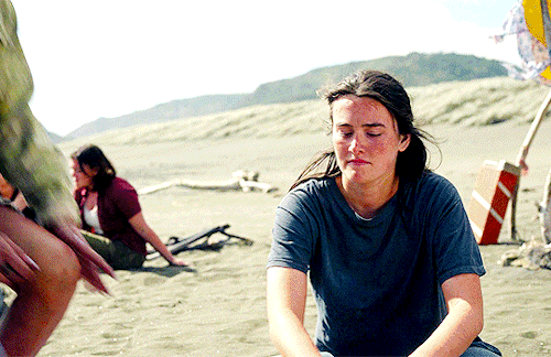 LEAH RILKE & FATIN JADMANI In THE WILDS 1x05
