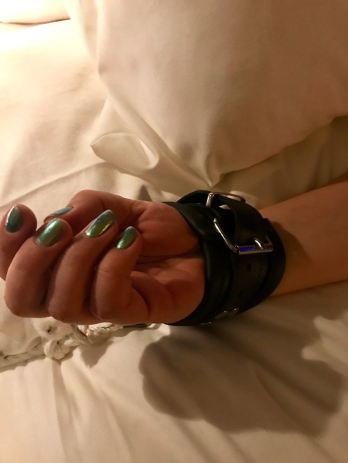 Master bought some new cuffs as a christmas gift and I just love them. It makes me so calm just wear