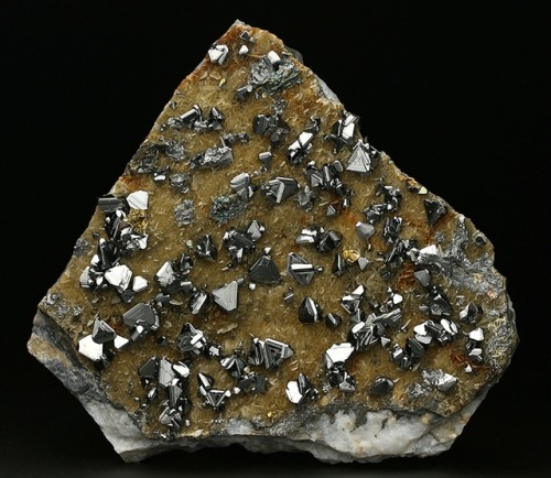 bijoux-et-mineraux:Tetrahedrite on Siderite with Chalcopyrite - Georg Mine, Willroth, Altenkirchen, 