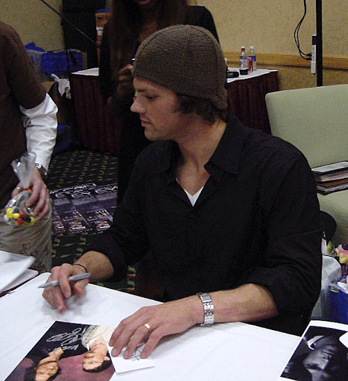 sam-and-dean-forever:  Jared signing our authentic CNK 80Q3 license plate at EyeCon, April 2008. 