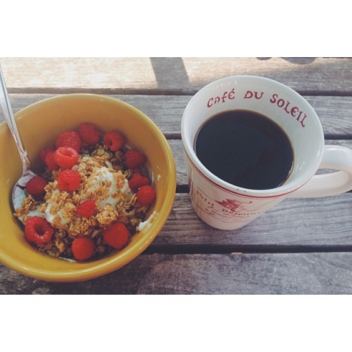 Yaourt, framboises et café du soleil #petitdéjeuner #lematin #vscocam ☀️☕️