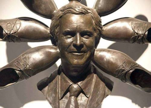 i-gilgamesh: تمثال بوش وسبعة أحذية للفنان العراقي الفنان التشكيلي محمود العبيدي، الرقم 7 لديه نوع من