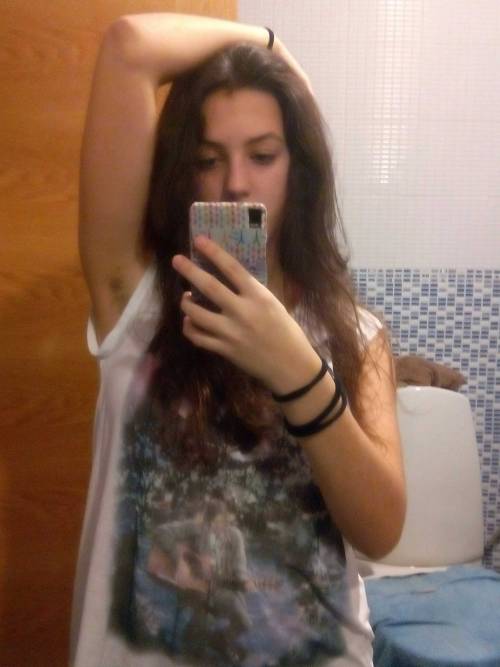 lajelen0: Hair: dried Armpits: unwaxed Anxiety: on  I reblogged your photo on www.dont-shave.com