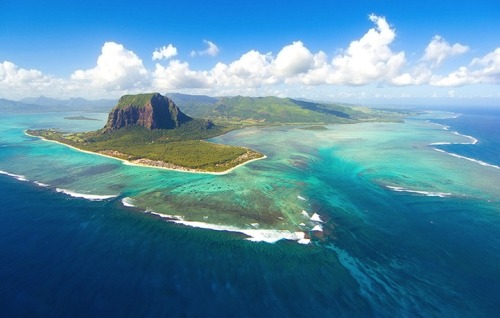 mymodernmet:  Spectacular Aerial Illusion of an Underwater Waterfall