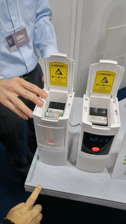 gkojax:tさんのツイート: 先週の展示会。単３エネループじゃらじゃら入れておくだけで充電してくれる充電器。向き気にしなくていいのと20本ぐらいまとめて入るのが良い。一万円ぐらいで販売予定との事。