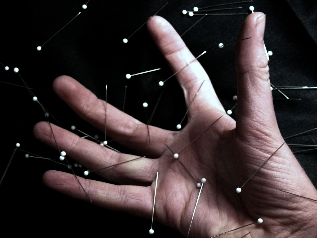 lunors:  ozeia:  whtamidoing:  You give me pins and needles, babe  ouch  on one hand