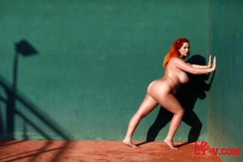 curvyfineartlover:  thechubbyvixen: fanofpetraverkaik: Lucy Collett    Lucy     