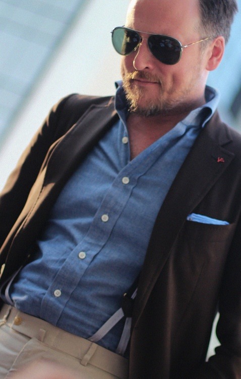 maninpink:  Blue shirt and brown jacket, that blue pocket square too