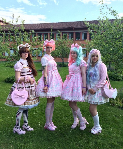 danslesroses: Meetup at närcon! So many lolitas here in sweden! All are so nice and cute!