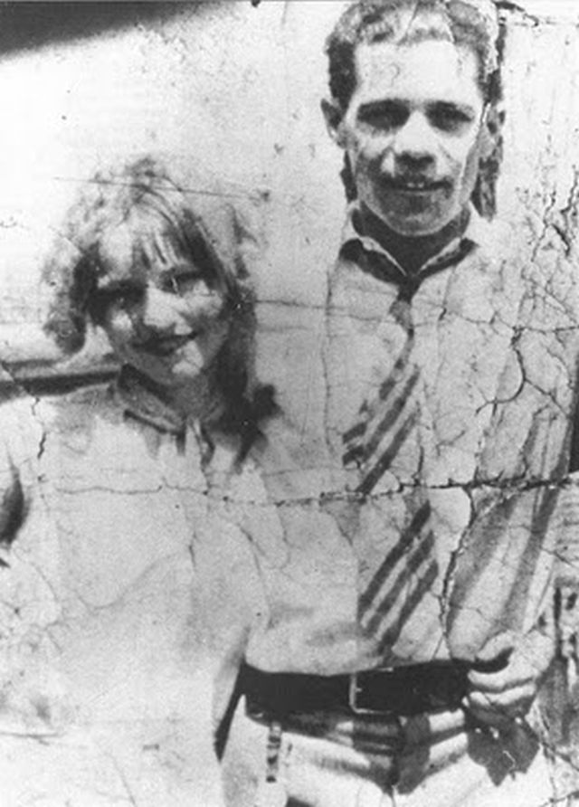 oddtruecrimefacts:  Facts about Bonnie and ClydeBonnie Parker stood 4'11 and weighed