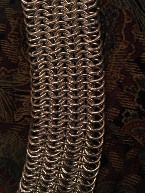This is the biggest piece of chain mail I’ve made to date! ⚔️✨⛓385 18-gauge aluminum rings, all woun