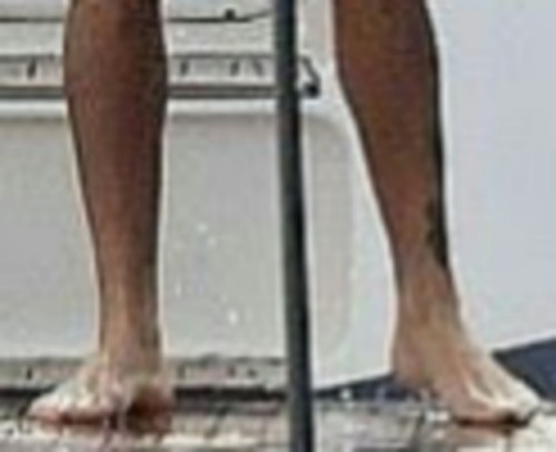 xxxtremely-pervert-gay: Justin Bieber sexy feet on holiday