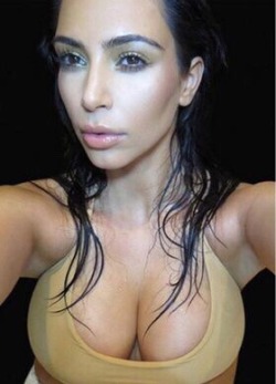 celeb-boobz:  Kim Kardashian Shows her Big