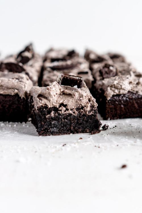 sweetoothgirl:    Oreo Brownies  