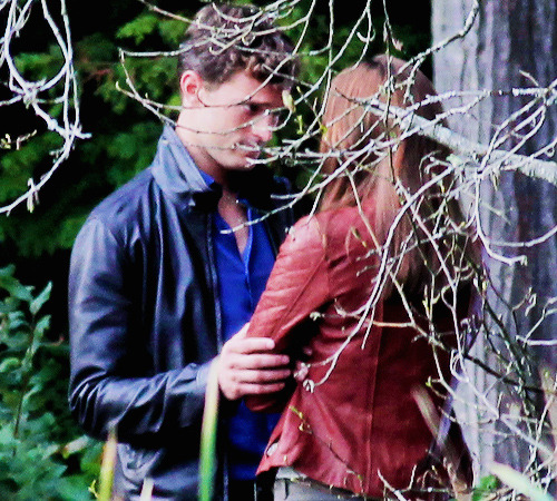 latersmrsgrey:  NEW: Jamie Dornan and Dakota Johnson filming Kiss Scene at Stanley