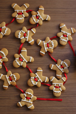 thecakebar:  How to make gingerbread men garland {click link for FULL tutorial}