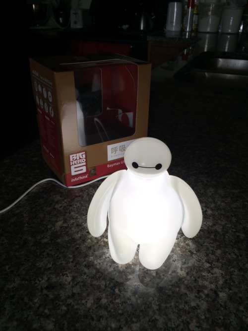 pancakesaresosexy:colt-kun:LOOK WHO ARRIVED TODAYWhat people don’t seem to realize is a feature of this little Baymax light -He has a breathing mode. His light steadily fades in and out to a slow pace to help regulate breathing. BAYMAX CAN LITERALLY