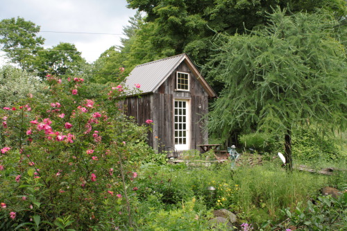 cabinporn:‘Corn Crib’ tiny cabin in VermontSubmitted by Lily Mead Martin