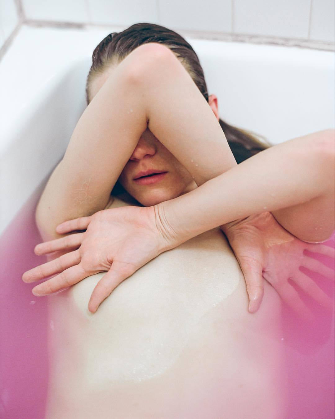 creativerehab:  @meredithadelaide in a pink bath. 