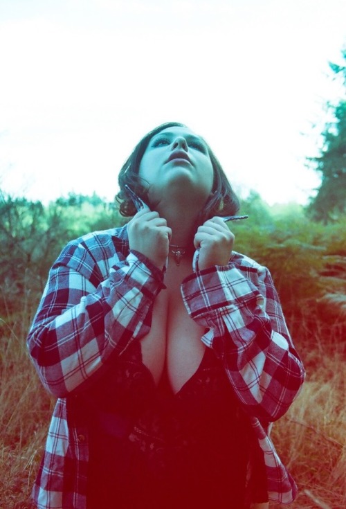 ohgeebooboo:  It’s 11 degrees and I can see my breath so I know I’m breathing.  But I got no pulse I swear to Thelema my heart ain’t beating.  Model: @ohgeebooboo  Photographer: @mandydarling