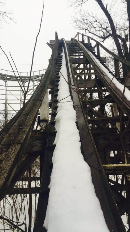 the-maddie-hatter:  Abandoned amusement park 
