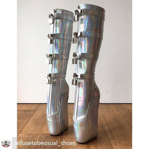 Credit to @refusetobeusual_shoes : 18cm DIVA Lockable Beginner Ballet Wedge Boots Hoof Heelless Feti