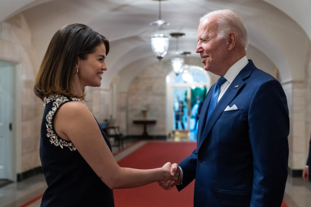 New Picture Of Selena Gomez With The President Joe Biden At The White House #selena gomez#joe biden