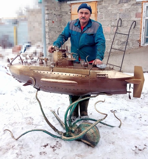 steampunktendencies:A BBQ Cooker Made by a Chelyabinsk’ “Handyman” In A Form of a Submarine “M-60”