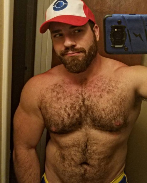 massivemanlymen:  Cute muscle-bear  📸