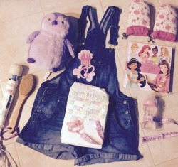 littlemissybaby:  huggiesandkisses:  Packing for date night with Daddy &gt;.&lt;  I want date night wif daddy😳